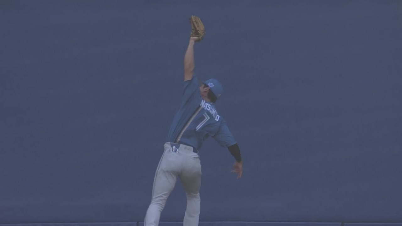 3回裏・F松本剛 ジャンピングキャッチのファインプレー!!