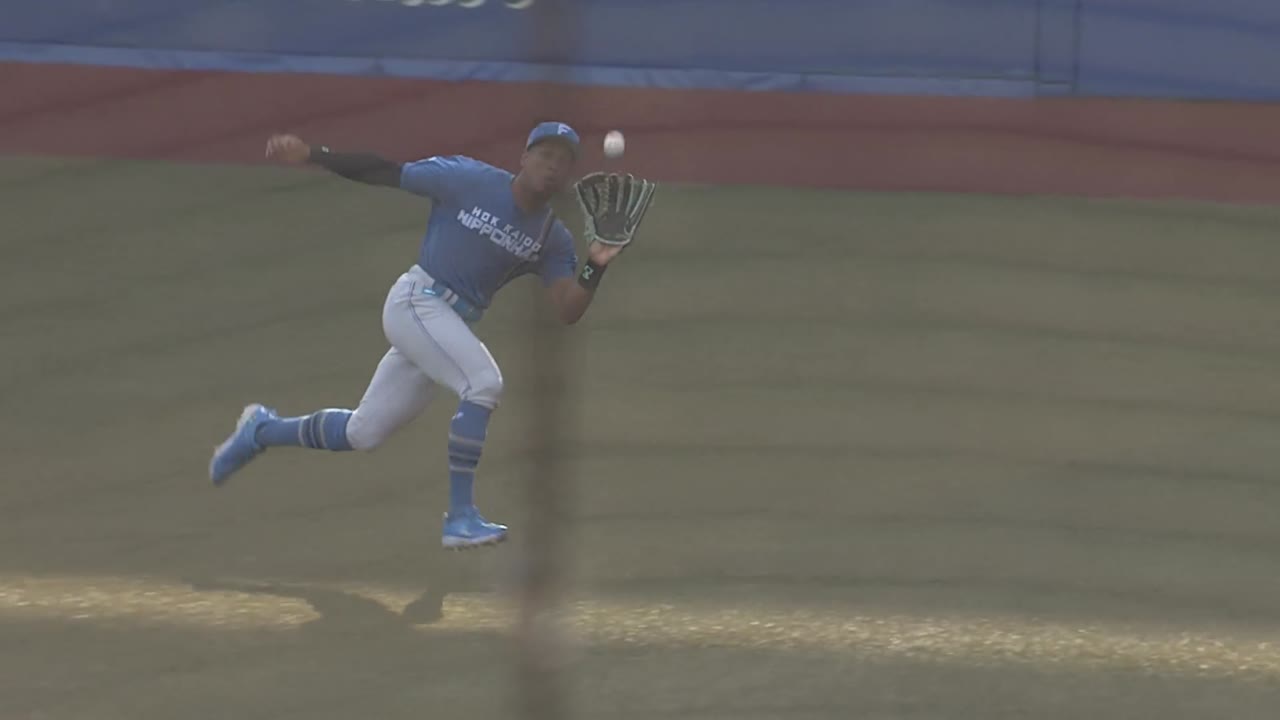 8回裏・F万波中正 スライディングキャッチのファインプレー!!