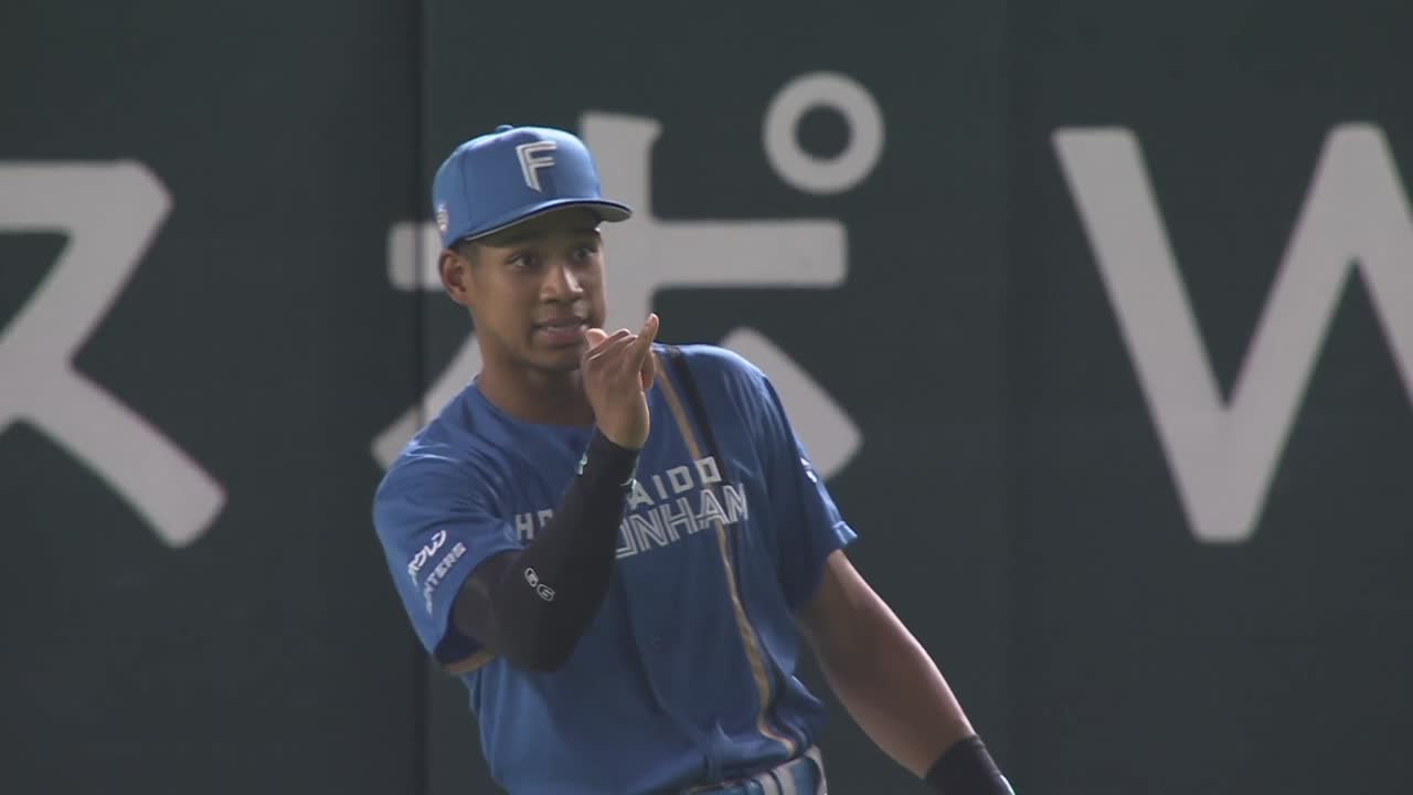 1回裏・F万波中正 走者動けず!! 犠牲フライ阻止!!