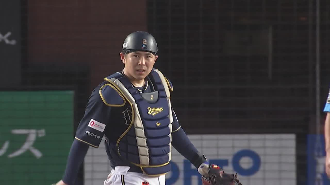 2回裏・B若月健矢 体勢を崩しながらも2塁へ正確な送球!!