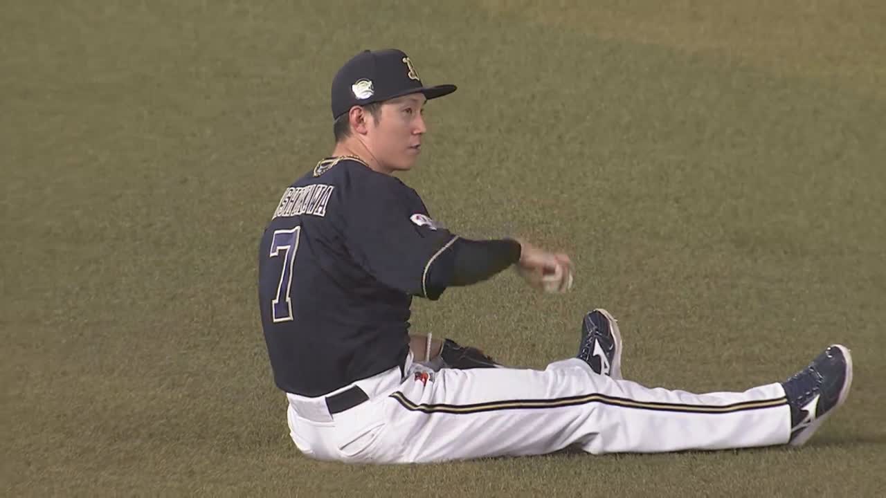 5回裏・B西川龍馬 風に流された打球をナイスキャッチ!!