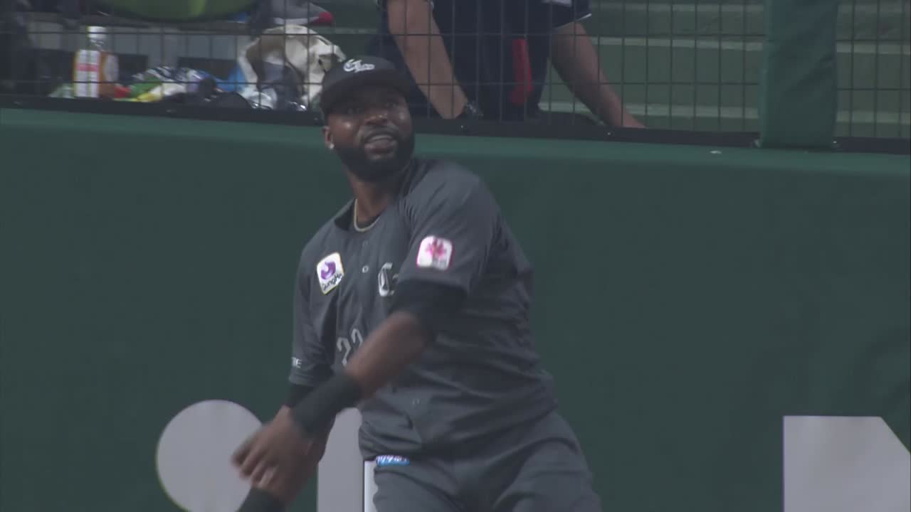 4回裏・Mポランコ フェンスに激突しながらナイスキャッチ!!