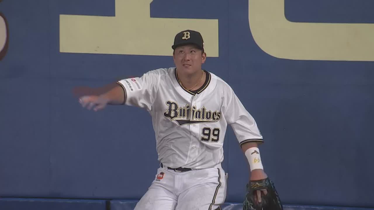4回裏・B杉本裕太郎 風が強い中フェンス際でナイスキャッチ!!