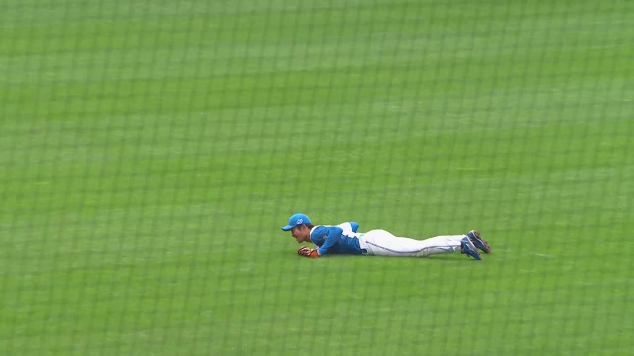 5回表・F石井一成 頭上を越えそうな打球をジャンピングキャッチ!!