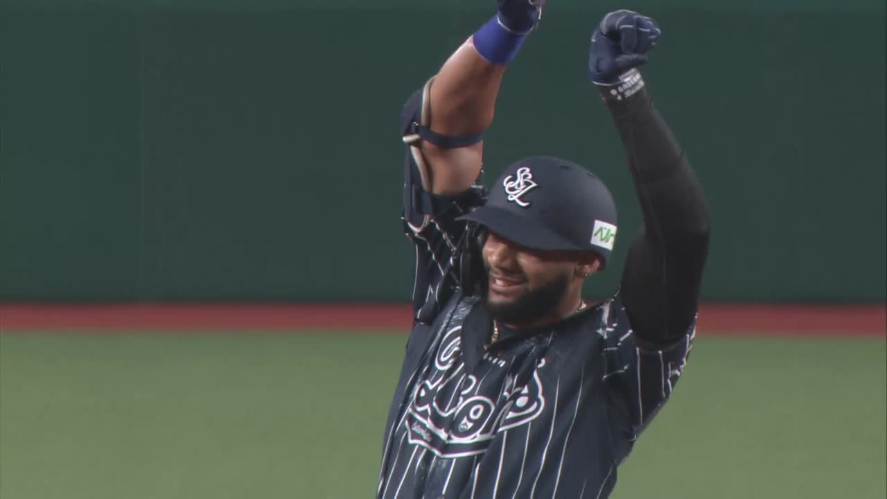 4回裏・Lガルシア 高めを捉えた!! 勝ち越しのタイムリー2ベース!!