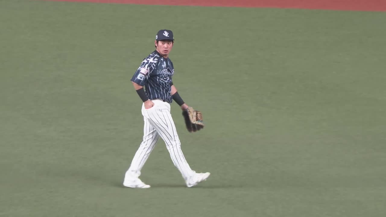 1回裏・L岸潤一郎 守備で魅せる!! 見事なスライディングキャッチ!!