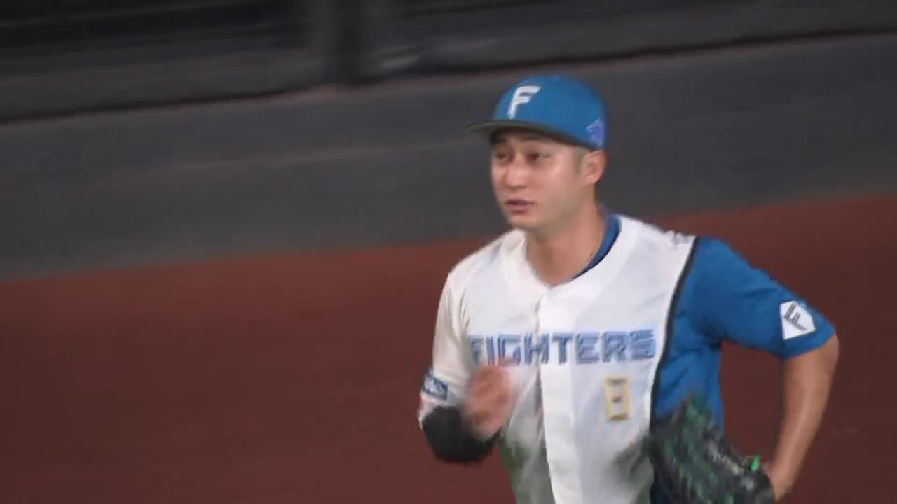 7回表・F淺間大基 フェンス際の打球をナイスキャッチ!!