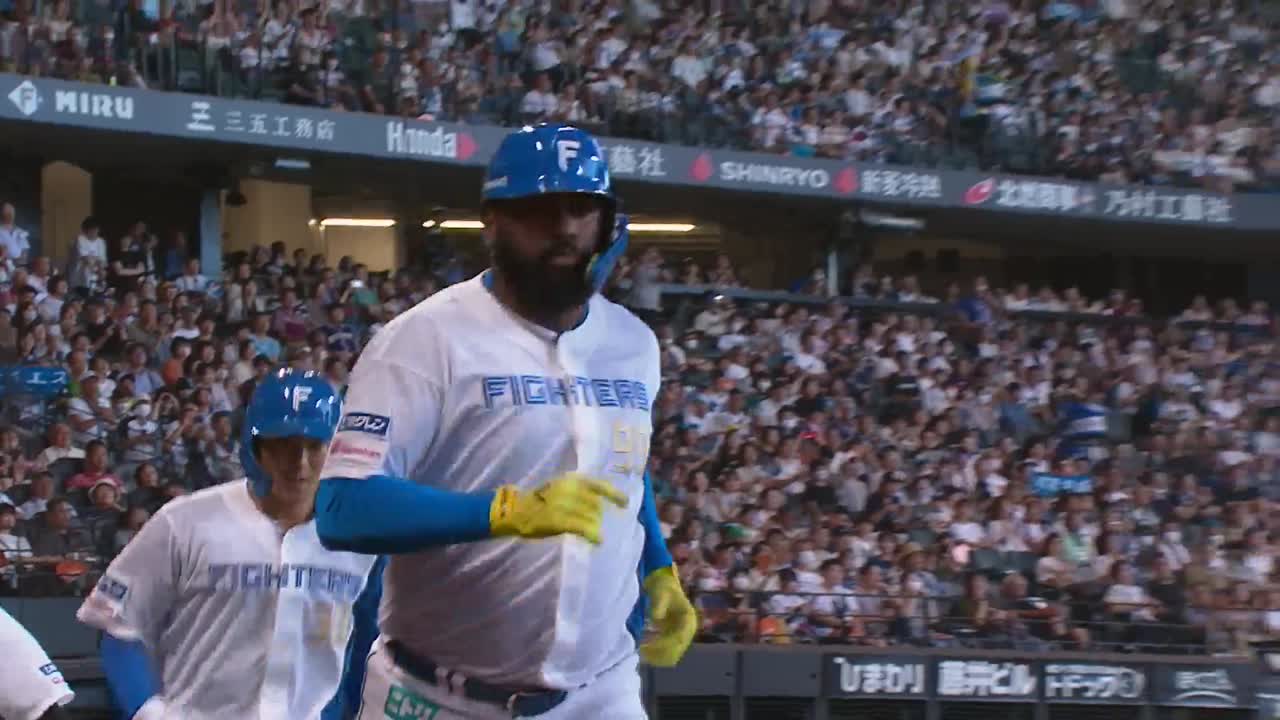 4回裏・Fレイエス バックスクリーンへの打球は同点の2ランHR!!