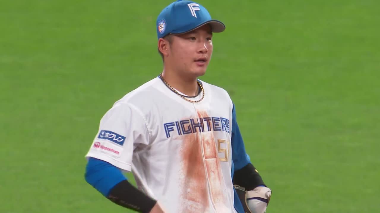 9回表・F奈良間大己 守備で魅せる!! 抜けそうなあたりをダイビングキャッチ!!