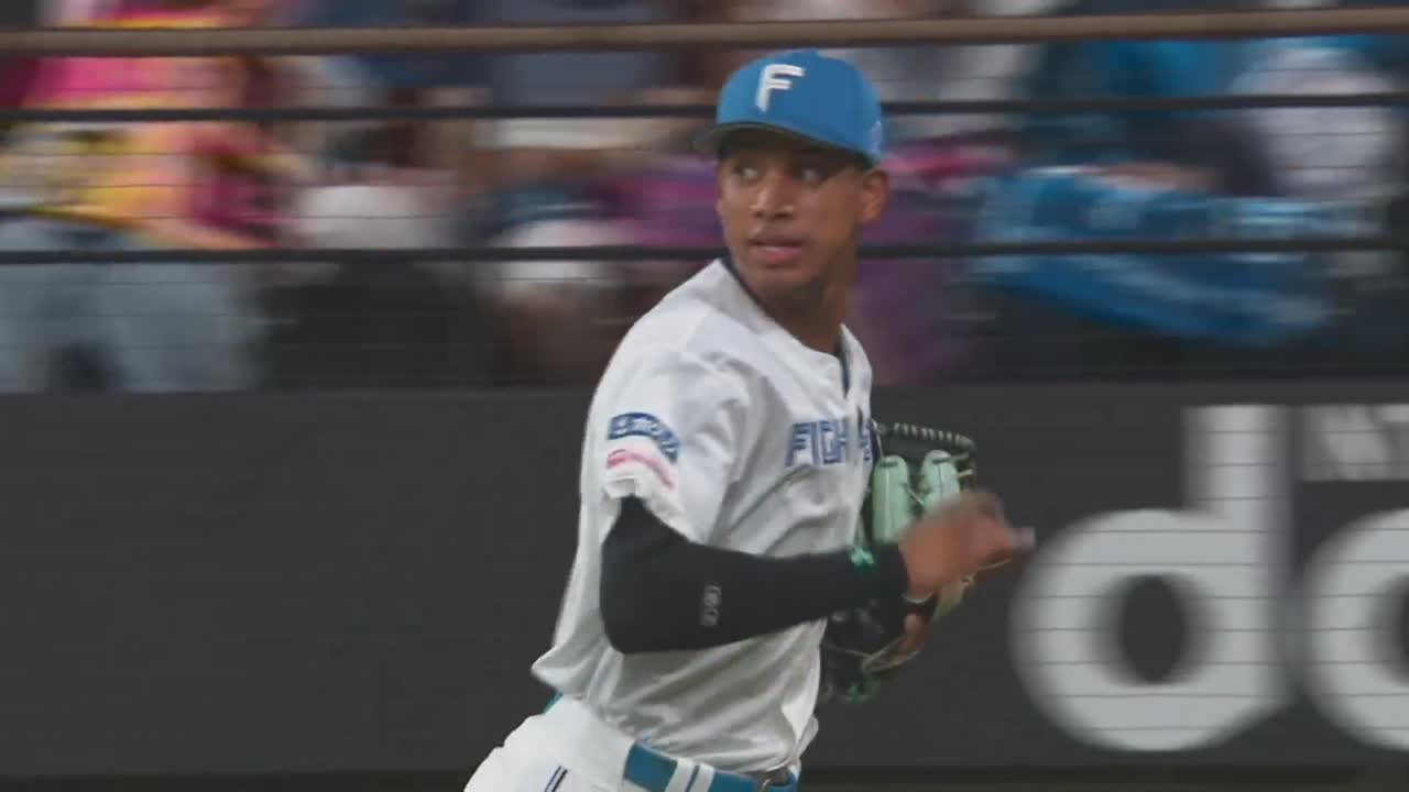 3回表・F万波中正 難しいファウルフライをジャンピングキャッチ!!