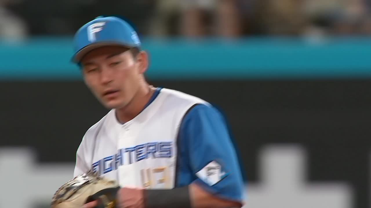 5回表・F水野達稀 センター前に抜けそうな打球をスライディングキャッチしアウトを奪う!!