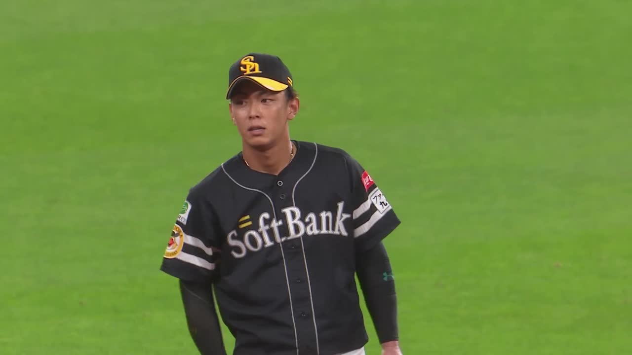 1回裏・H今宮健太 素手で掴んで華麗にランニングスロー!!