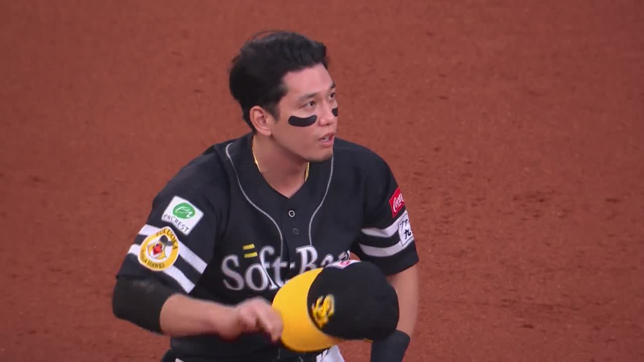 8回裏・H栗原陵矢 痛烈な打球に横っ飛び!! 抜群の反応を見せる!!