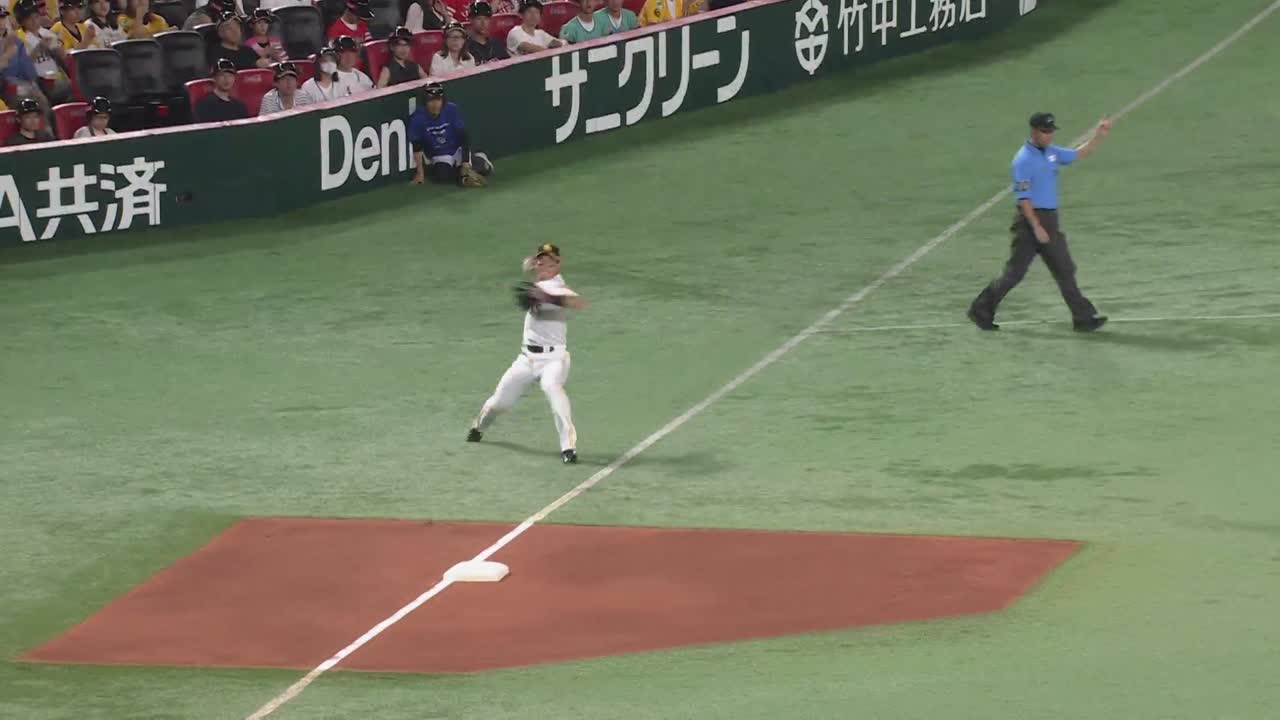 2回表・H栗原陵矢 ライン際の深い位置から強肩でアウトを取る!!