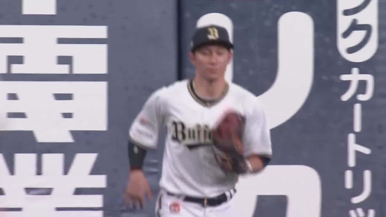 4回表・B西川龍馬 強烈な打球に食らいついたファインプレー!!