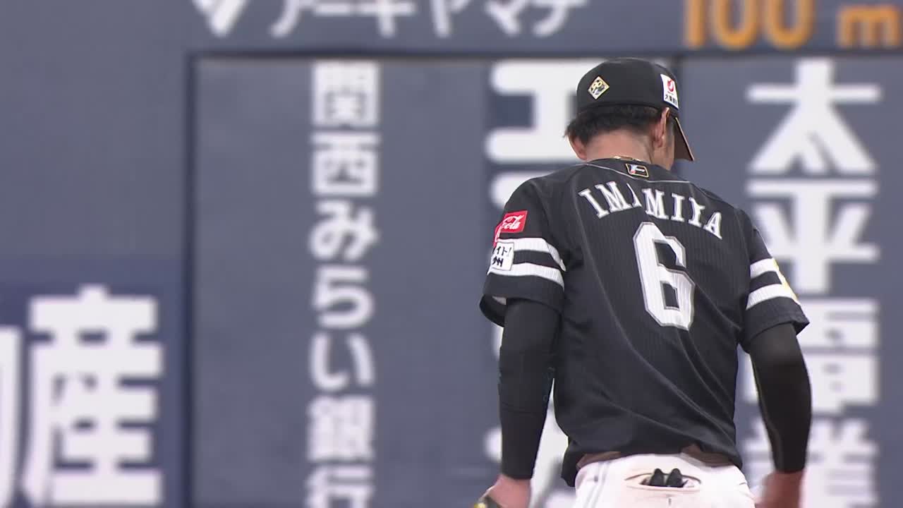 5回裏・H今宮健太 難しい打球もベアハンドでアウトにする!!