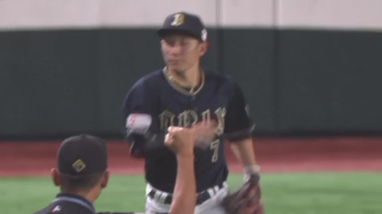 1回裏・B西川龍馬 フェンス際の打球を上手くキャッチ!!