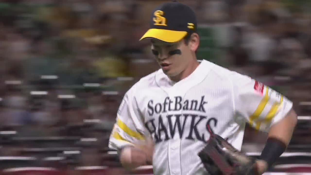 1回表・H栗原陵矢 ボテボテの打球をランニングスローでアウトに取る!!