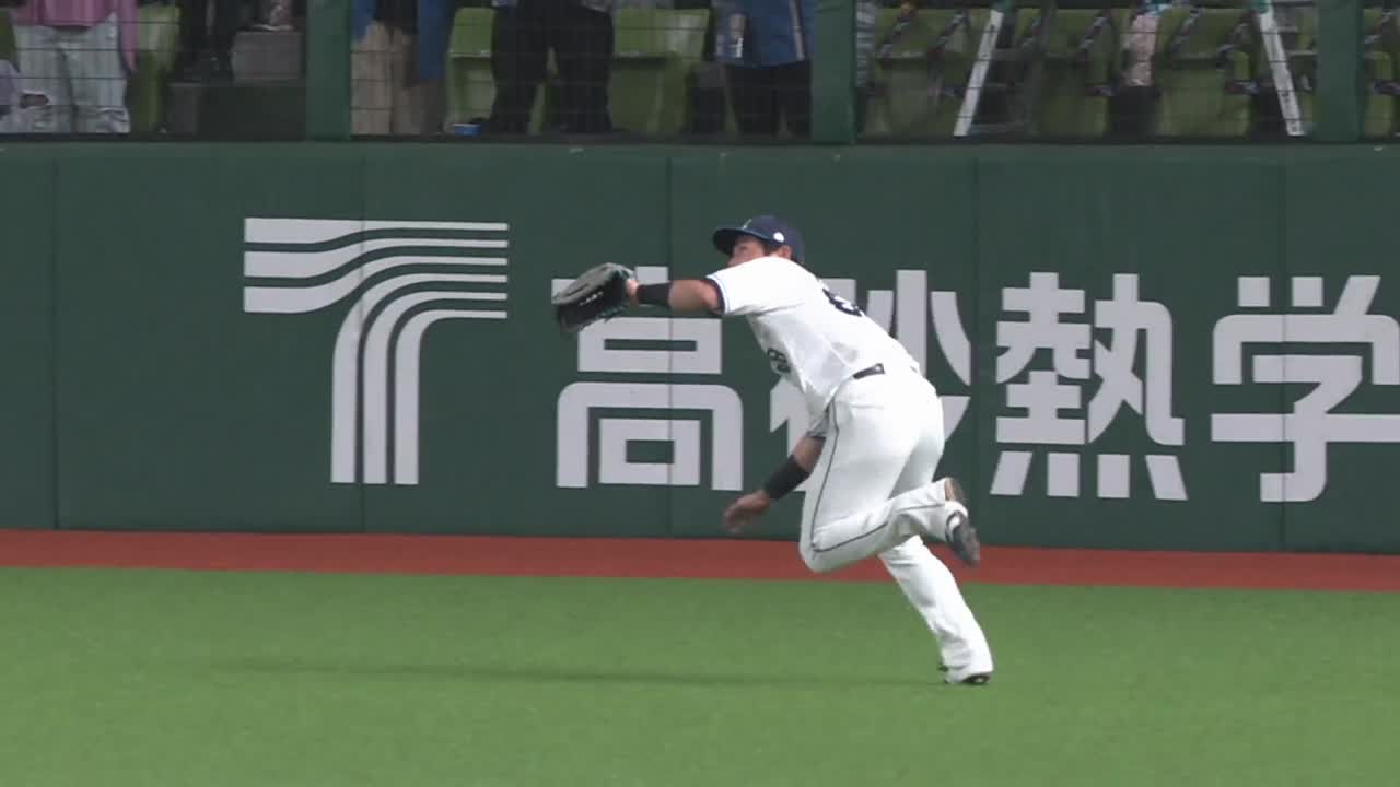 1回表・L岸潤一郎 先頭打者の打球に対し、ファインプレーを見せる!!