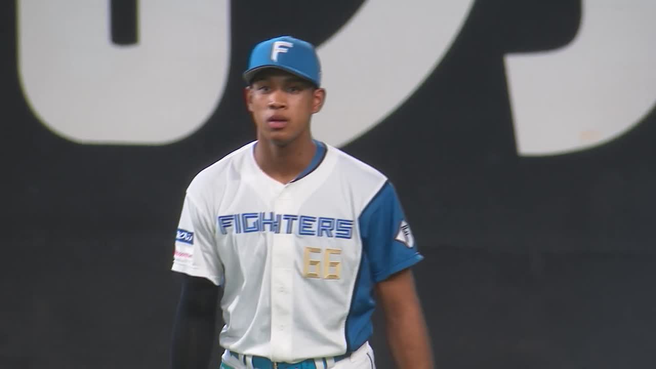 3回表・F万波中正 華麗なスライディングキャッチで魅せる!!