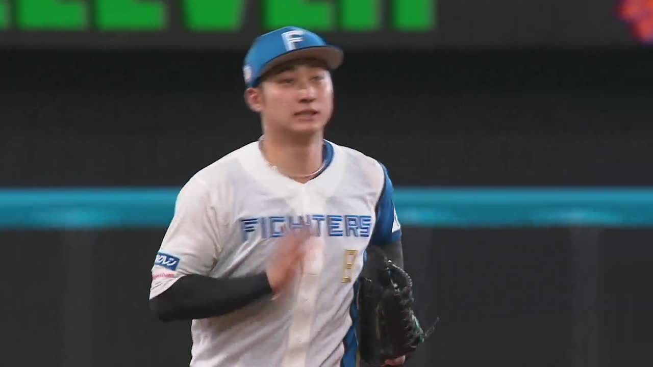 4回表・F淺間大基 大きなフライをフェンスにぶつかりながらも見事にキャッチ!!