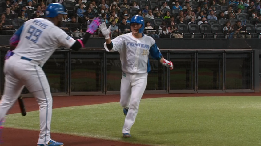 3回裏・F進藤勇也 ダブルスチールを仕掛けて勝ち越しのホームイン!!