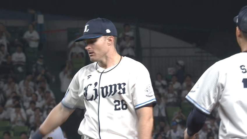 4回表・Lネビン 鋭い打球に飛び込み難しい体勢から送球し見事アウト!!