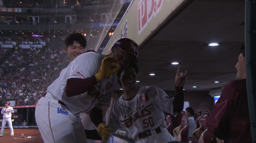 8回裏・Eゴンザレス バックスクリーン横への来日初ホームラン!!