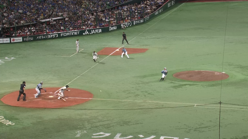 5回裏・H川瀬晃 意表を突いた!! 見事にスクイズを決める!!