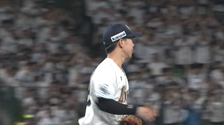 9回表・L滝澤夏央 二遊間に抜けそうな打球をランニングスローで軽快に捌く!!