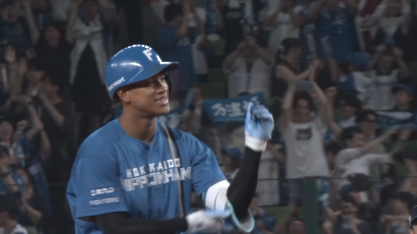 8回表・F万波中正 満塁から待望の勝ち越し2ベースヒットを放つ!!