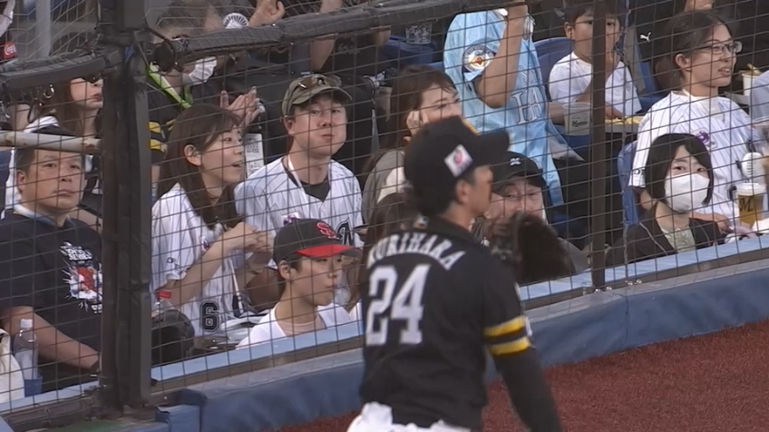 3回裏・H栗原陵矢 ベンチに入りそうなフライをキャッチ!!