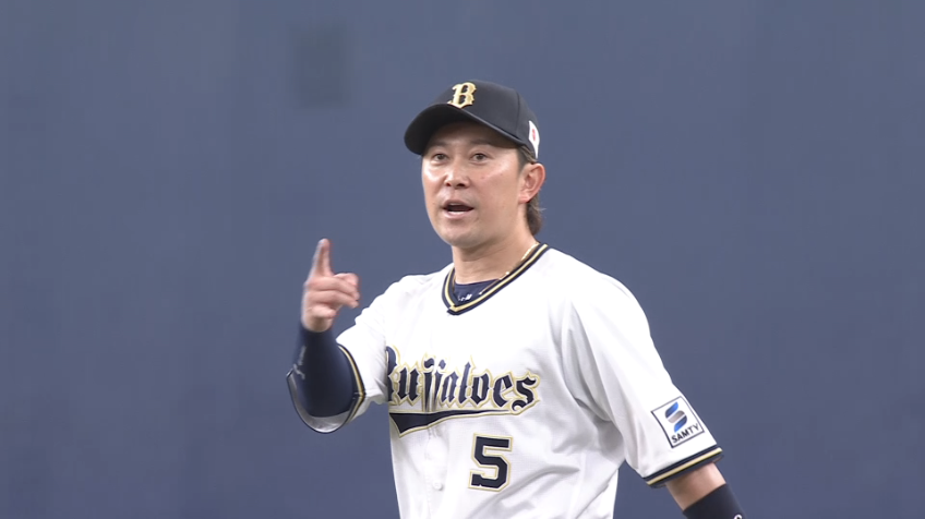 1回表・B西野真弘 ライトへ抜けそうな打球を回転しながら送球しアウトに!!