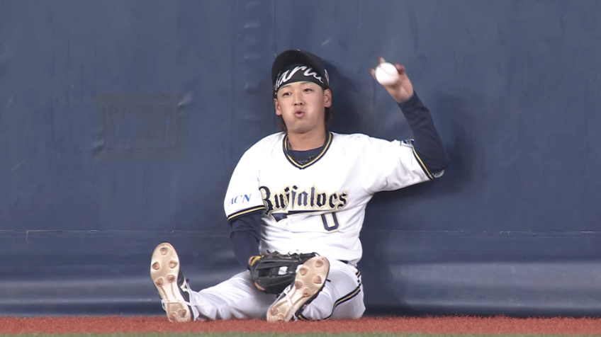 9回表・B渡部遼人 フェンスにぶつかりながらジャンピングキャッチ!!