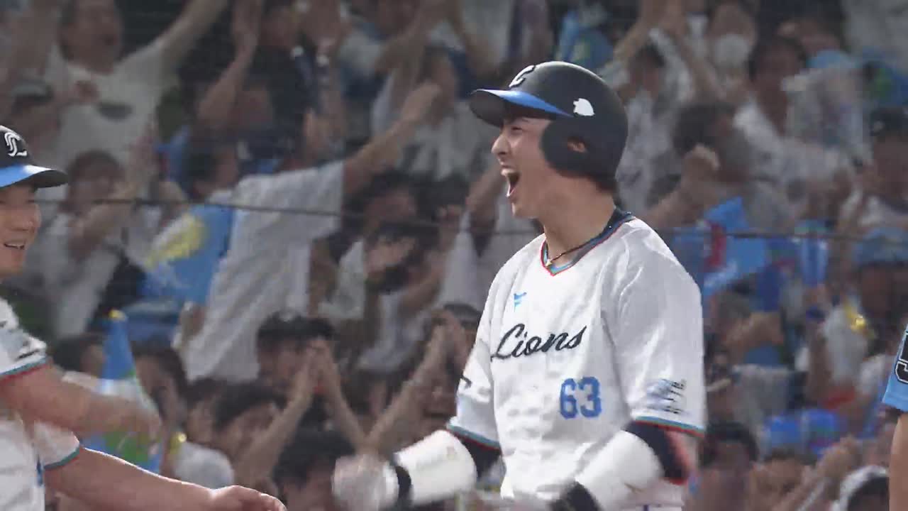 8回裏・L長谷川信哉 若獅子が躍動!! 右中間を破る逆転の2点タイムリー3ベース!!