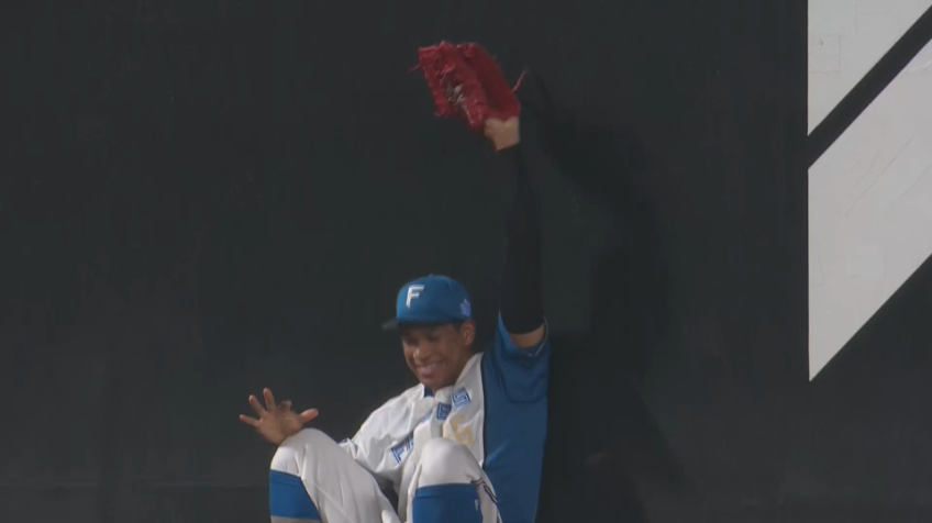 3回表・F万波中正 ジャンプ一番!! 投手を助けるスーパープレー!!