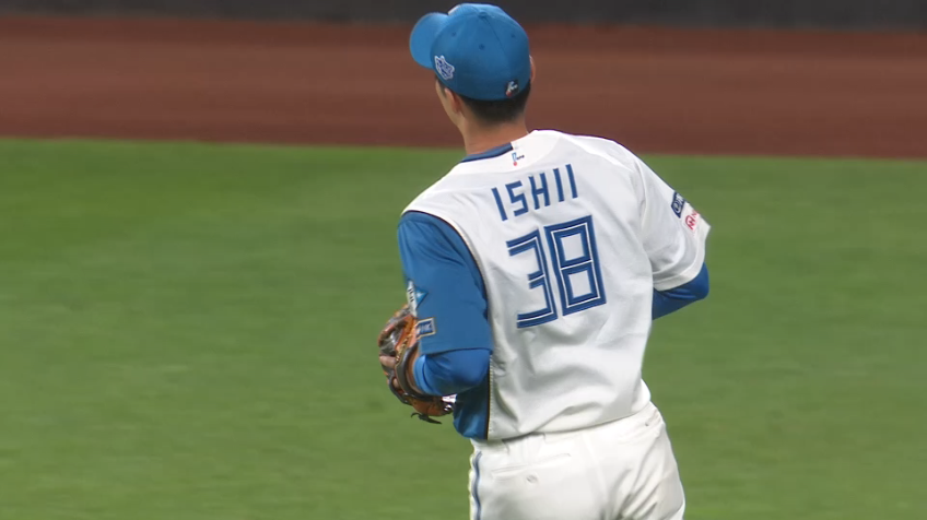 1回表・F石井一成 セカンド後方のフライをナイスキャッチ!!