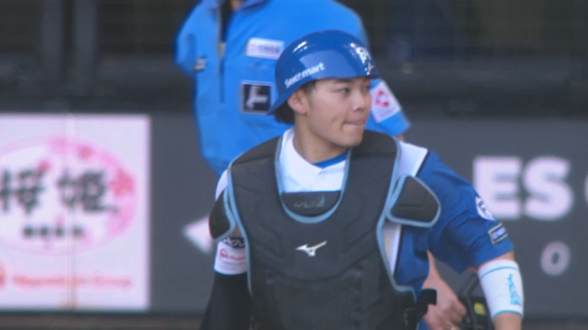 5回表・F田宮裕涼 ワンバウンド捕球後ストライク送球で盗塁阻止!!