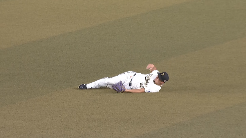 4回裏・B杉本裕太郎 前に落ちそうな打球をスライディングキャッチ!!