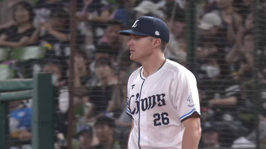 5回表・Lネビン 一塁線ギリギリの打球を華麗に捌く!!