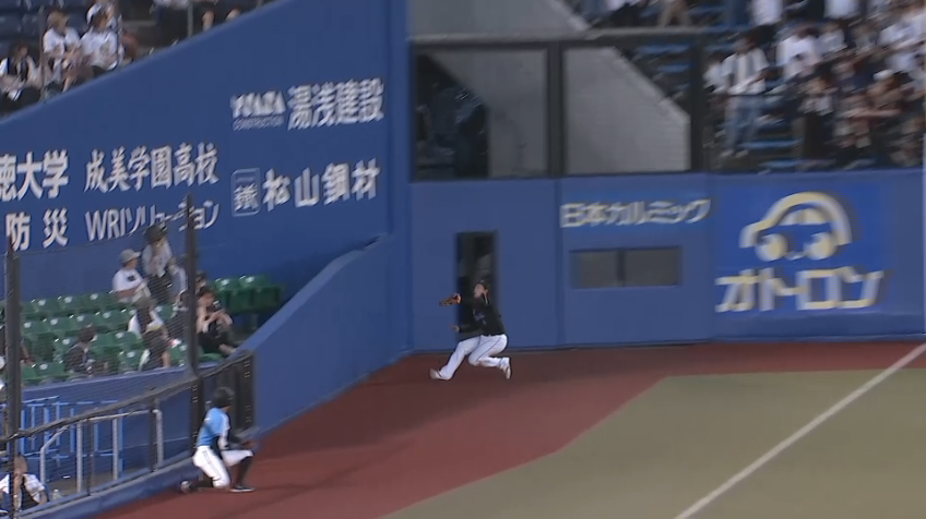 8回表・M西川史礁 フェンス際のボールをスライディングキャッチ!!