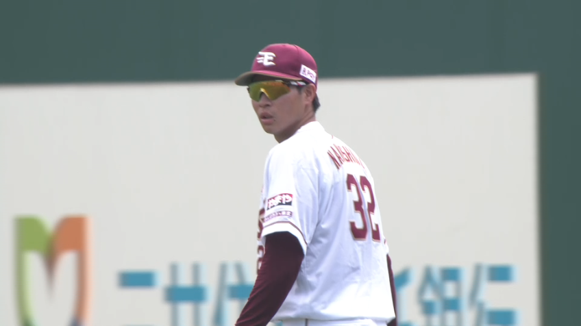 7回表・E中島大輔 風に流された打球をナイスキャッチ!!