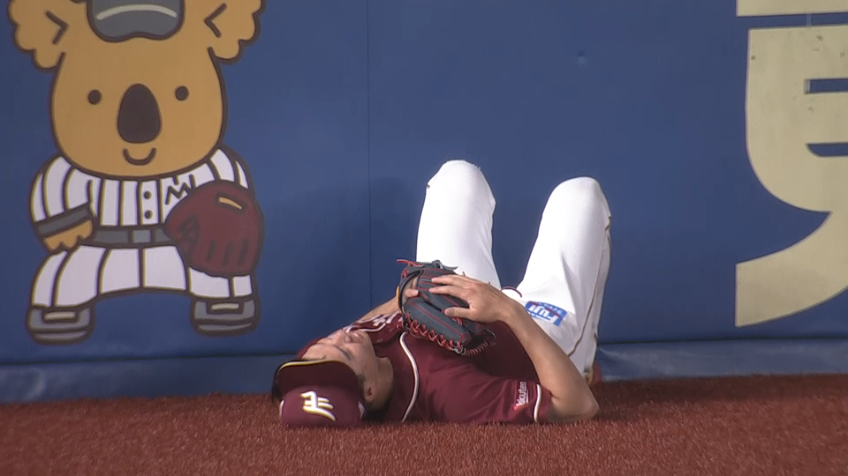 4回裏・E中島大輔 フェンス際の打球をジャンピングキャッチ!!
