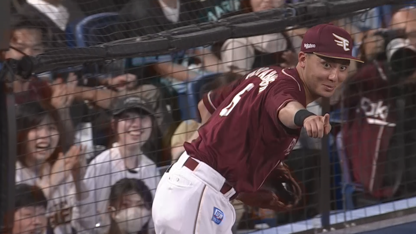 9回裏・E村林一輝 フェンス際ファウルボールをナイスキャッチ!!