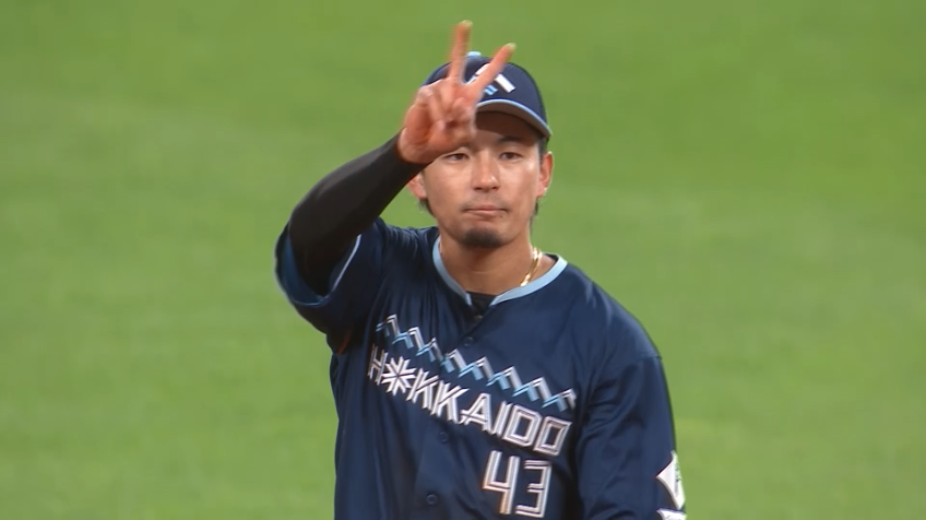 4回表・F水野達稀 ライナー性の打球をジャンピングキャッチ!!
