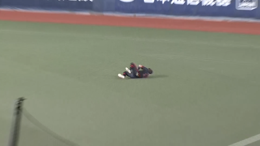 4回表・B杉本裕太郎 投手を救う!! ヒット性の打球をダイビングキャッチ!!