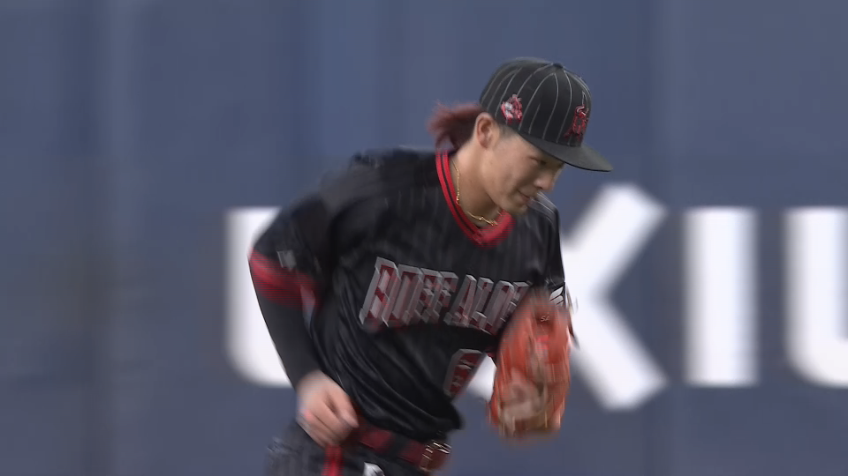 5回表・B大里昂生 ジャンプ一番!! 頭上の打球をジャンピングキャッチ!!