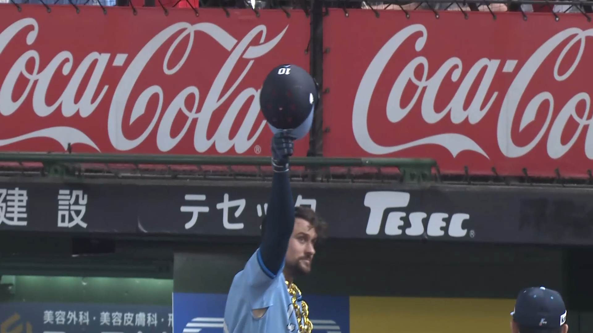 4回裏・Lデービス バックスクリーン横に飛び込む来日第1号となる2ランホームラン!!