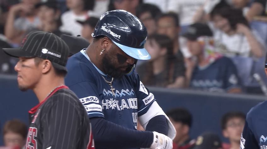 8回表・Fレイエス センター前に追加点となるタイムリーを放つ!!