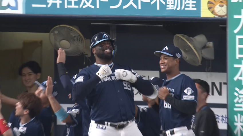 4回表・Fレイエス バックスクリーンへの2ランホームランでこの回一挙6得点!!